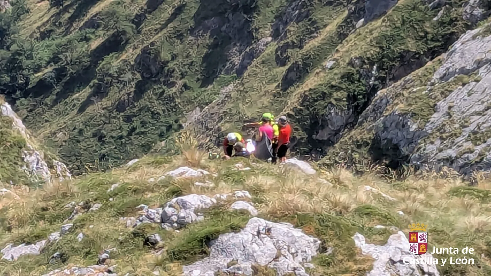 El Grupo de Rescate de la Junta auxilia a cinco personas en Picos de Europa