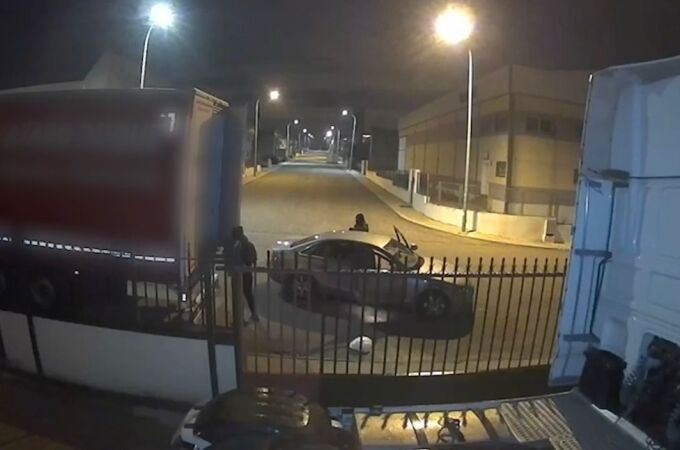 Imagen del grupo criminal robando.