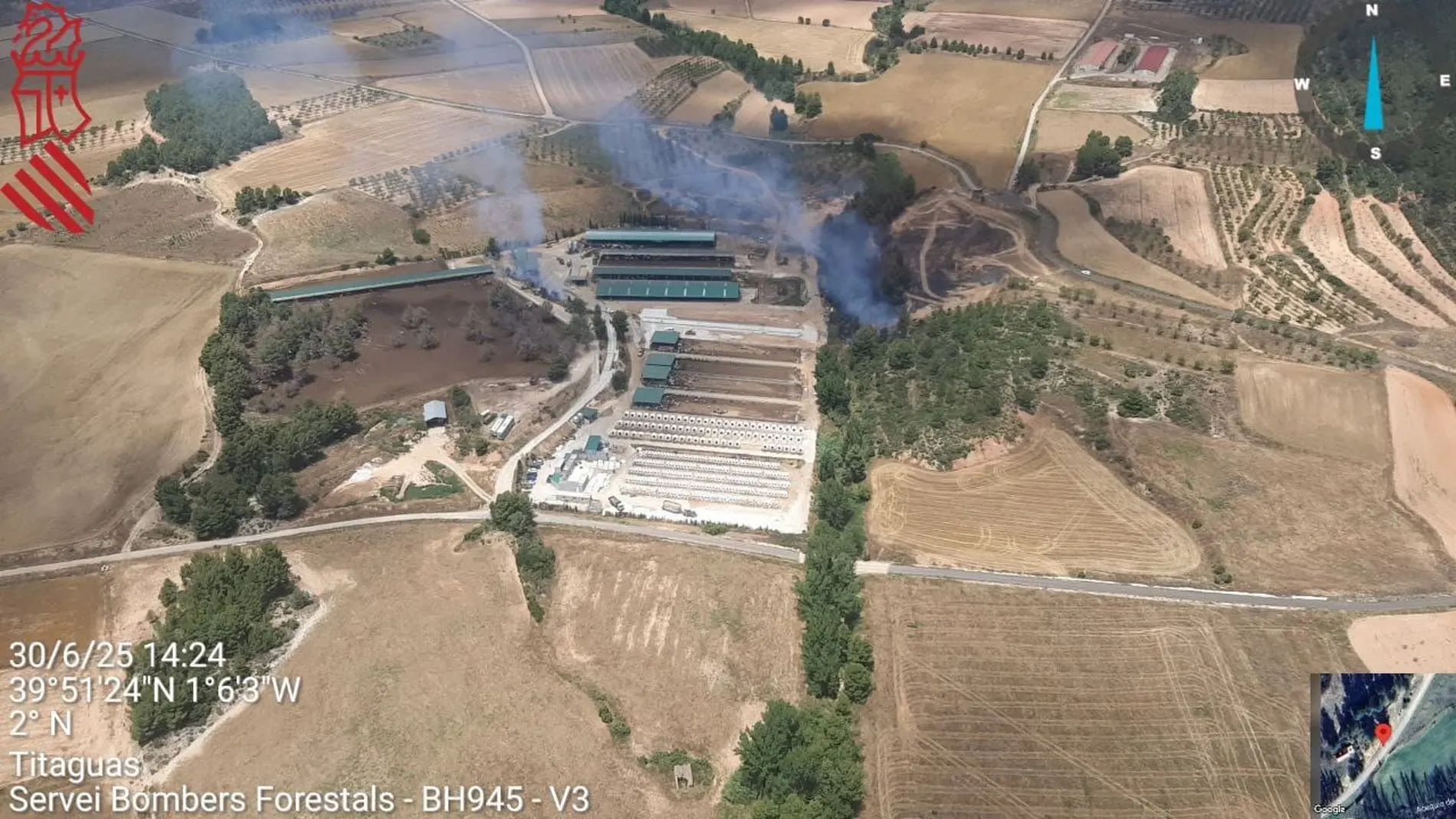Los bomberos luchan contra el fuego en un incendio forestal en Titaguas
