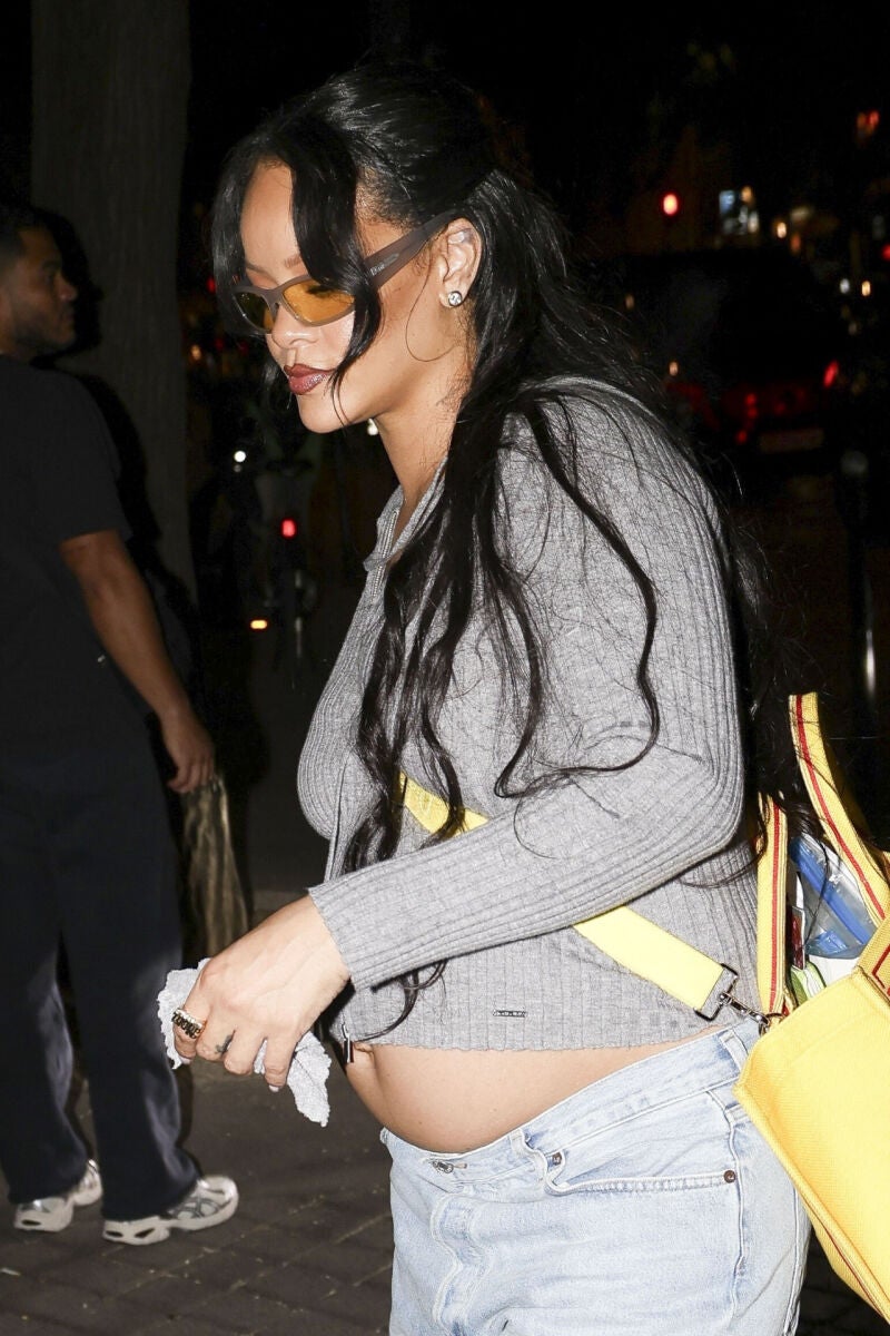Rihanna luciendo tripita premamá en París