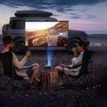 Cine en casa por menos de 40 euros: el mini proyector que incluye trípode y WiFi