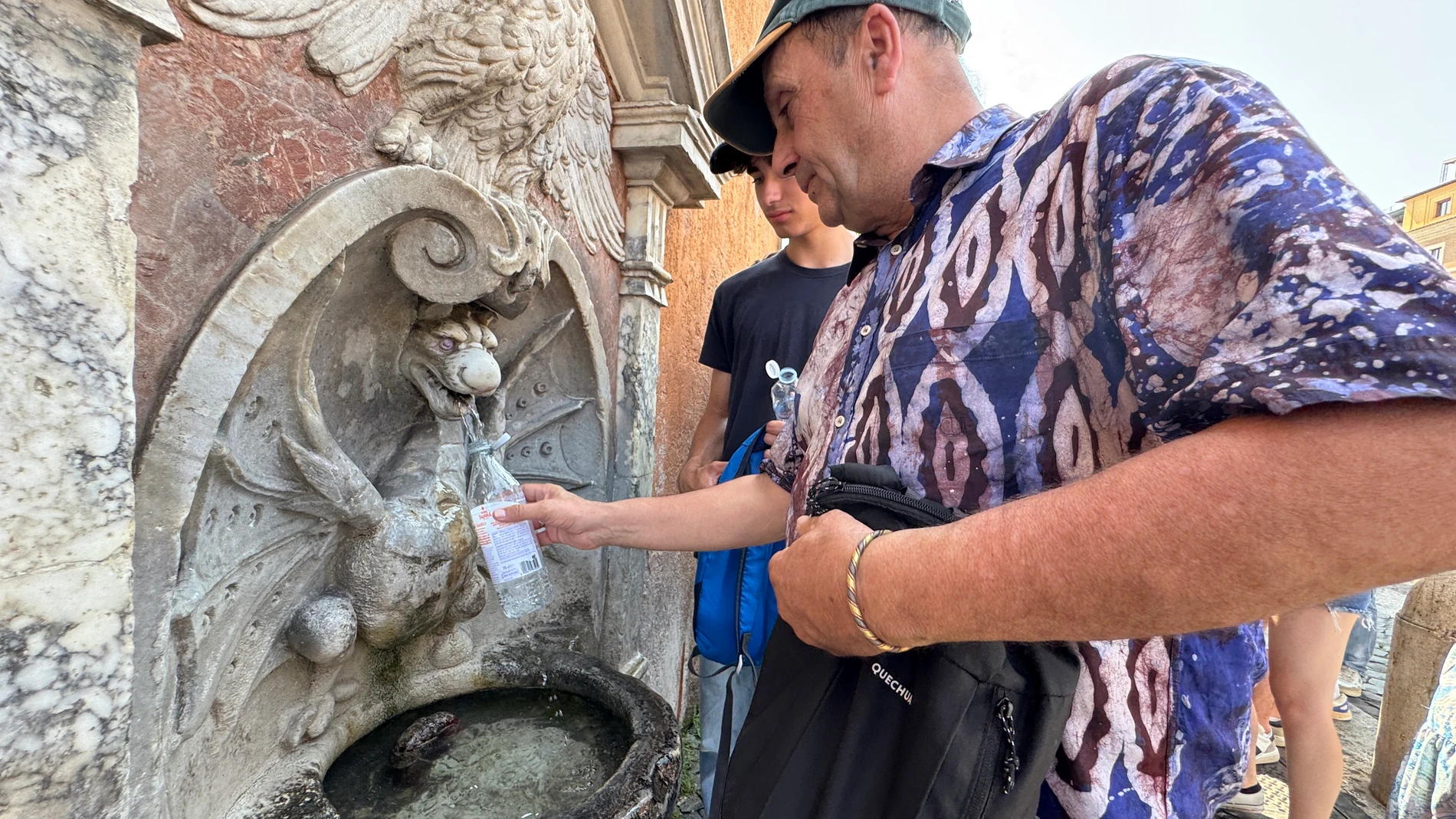 ROMA, 30/06/2025.- Un hombre se refresca en una fuente. Italia continúa este lunes soportando la ola de calor causada por el anticiclón africano, con temperaturas extremas en todo el país que han superado los 34-36 grados de norte a sur y con puntas de 40 grados en algunas ciudades. EFE/ Daniel Cáceres