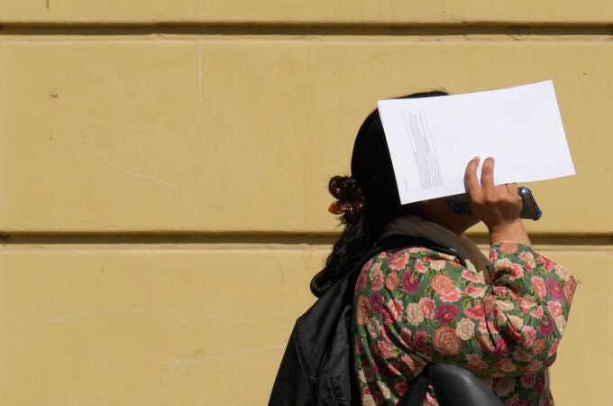 Imagen de una mujer cubriéndose del sol