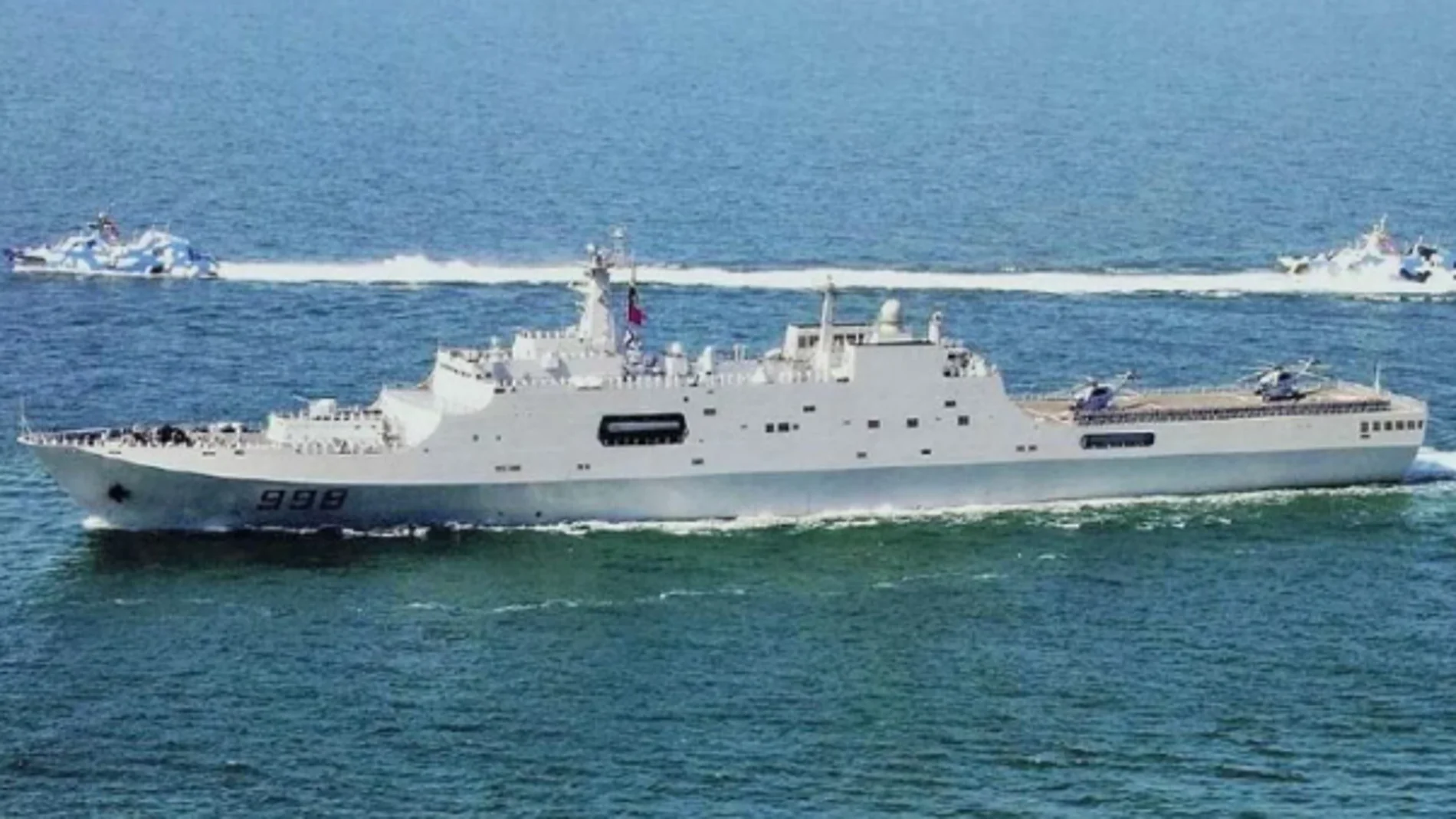Un barco de desembarco anfibio Tipo 071 de la Armada china