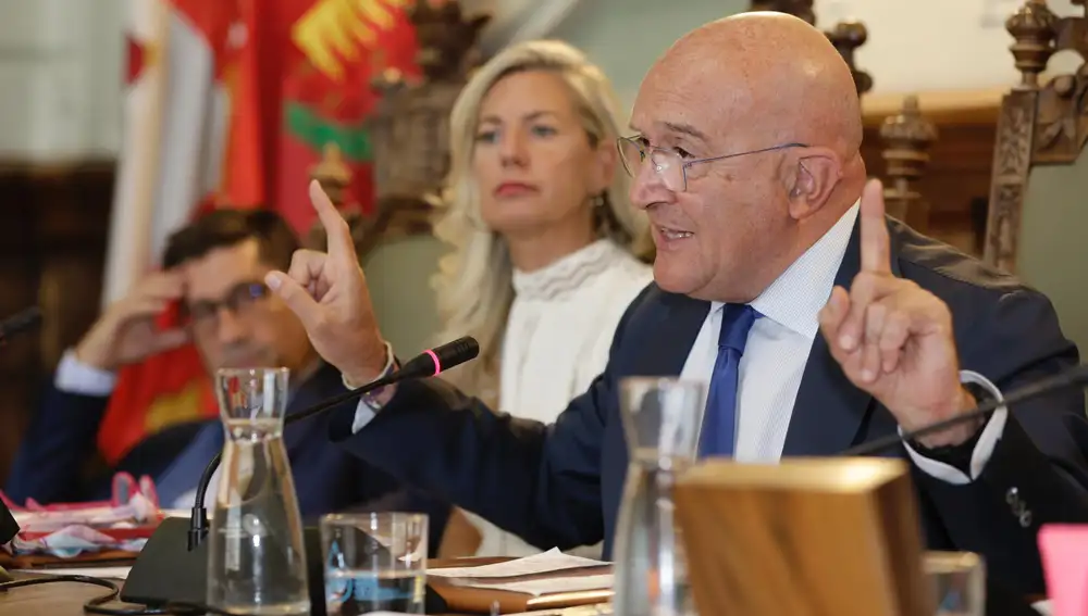 El alcalde de Valladolid, Jesús Julio Carnero, durante su intervención en el Pleno