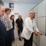 Leticia García y Miriam Andrés comprueban las taquillas inteligentes del Mercado de Abastos
