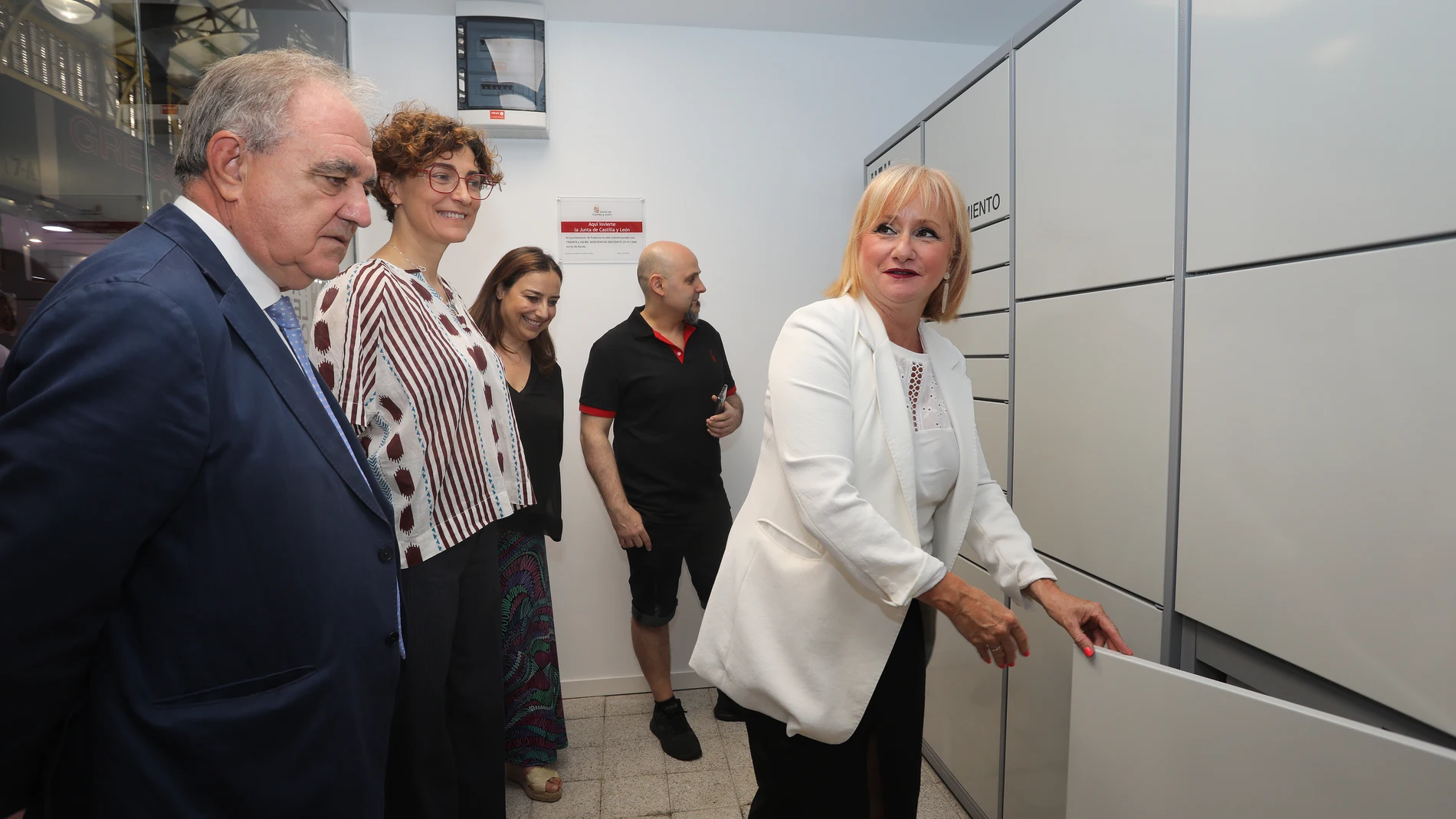 Leticia García y Miriam Andrés comprueban las taquillas inteligentes del Mercado de Abastos