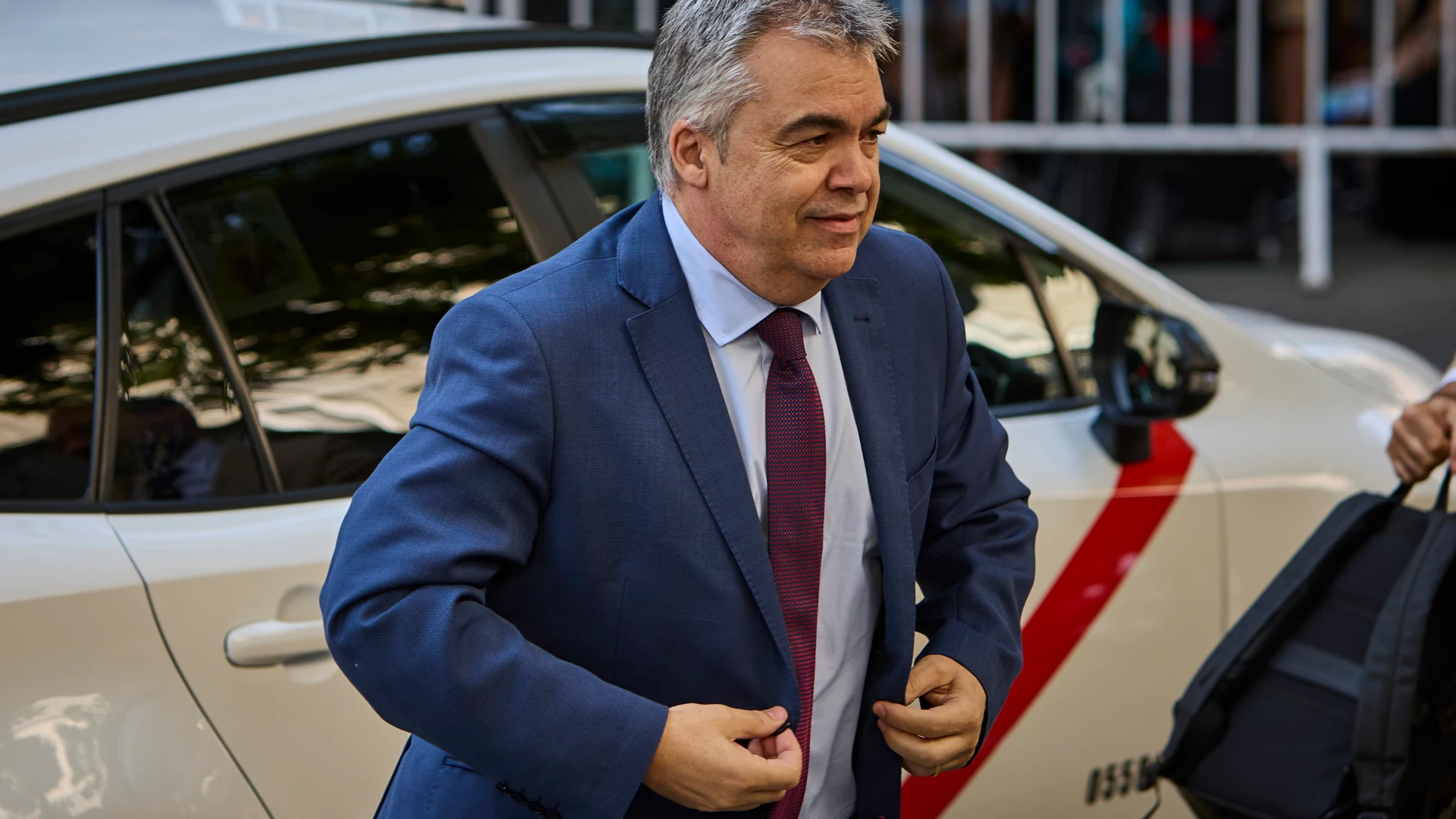 El exsecretario de organización del PSOE, Santos Cerdán , a su llegada al Tribunal Supremo en Madrid, este lunes. El juez del Tribunal Supremo Leopoldo Puente ha ordenado investigar todas las cuentas, inmuebles y el correo corporativo del que fuera número tres del Partido Socialista para discernir sobre su posible implicación como gestor del cobro de comisiones en adjudicaciones de obras públicas y los audios grabados presuntamente por Koldo García entre 2019 y 2023. © Alberto R. Roldán / Dia...