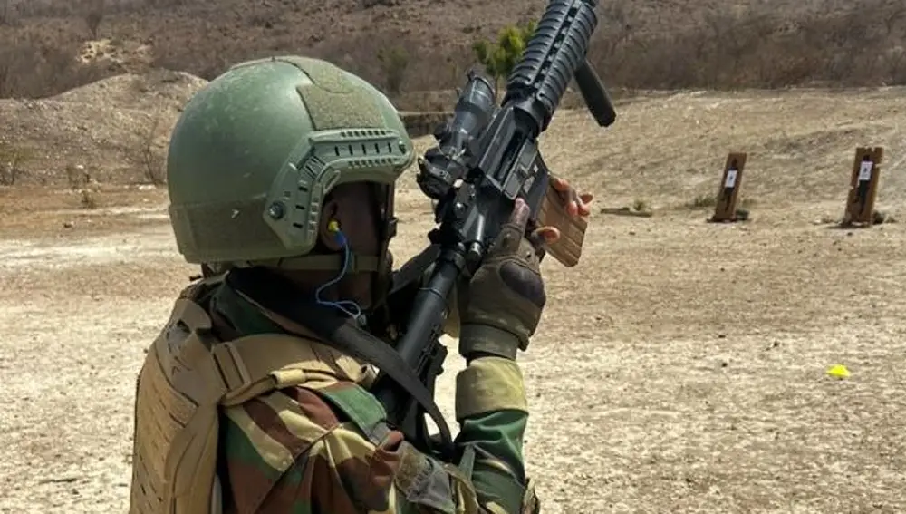 Militar perteneciente a las fuerzas Especiales Senegalesas en acción