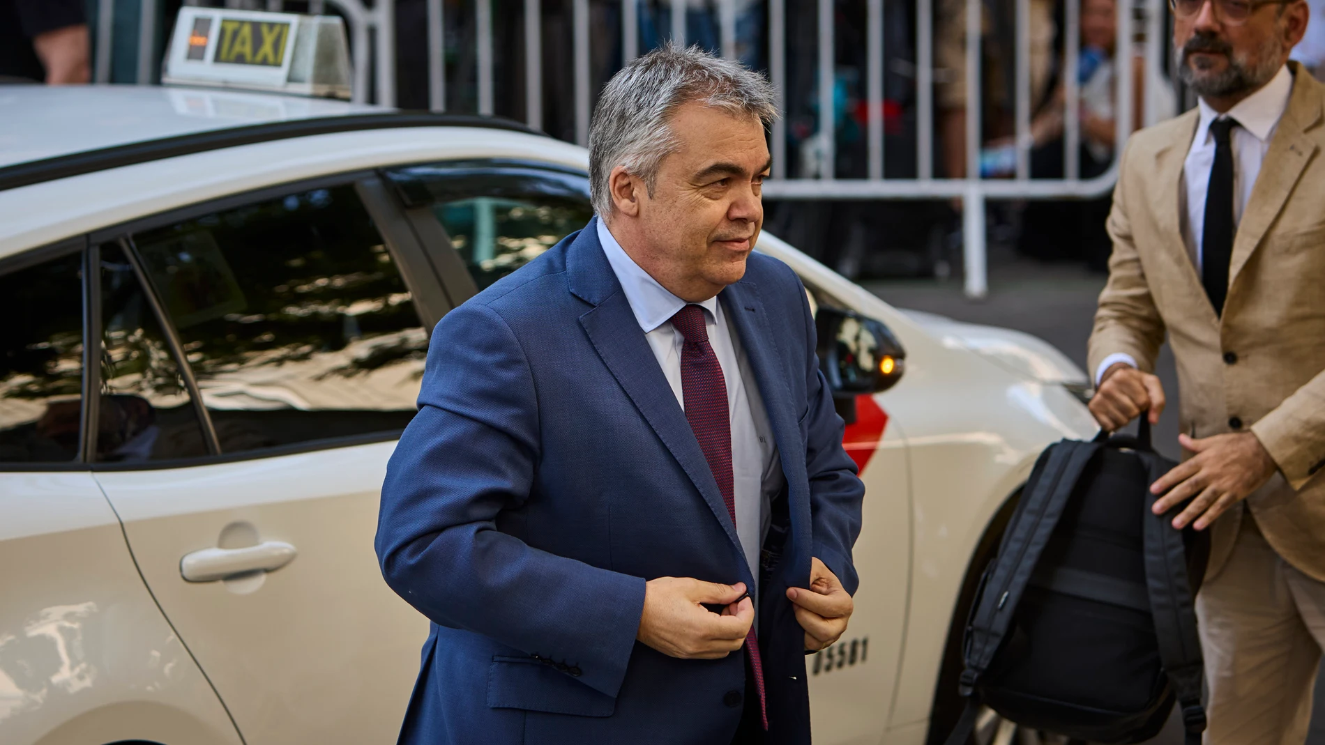 El exsecretario de organización del PSOE, Santos Cerdán , a su llegada al Tribunal Supremo en Madrid, este lunes. El juez del Tribunal Supremo Leopoldo Puente ha ordenado investigar todas las cuentas, inmuebles y el correo corporativo del que fuera número tres del Partido Socialista para discernir sobre su posible implicación como gestor del cobro de comisiones en adjudicaciones de obras públicas y los audios grabados presuntamente por Koldo García entre 2019 y 2023. © Alberto R. Roldán / Dia...