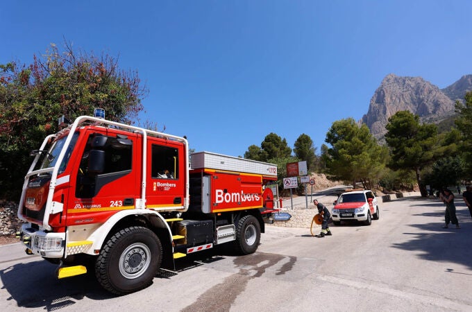 Imagen de un camión de Bomberos cerca del depósito de aguas en Finestrat (Alicante) 