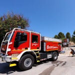 Imagen de un camión de Bomberos cerca del depósito de aguas en Finestrat (Alicante) 