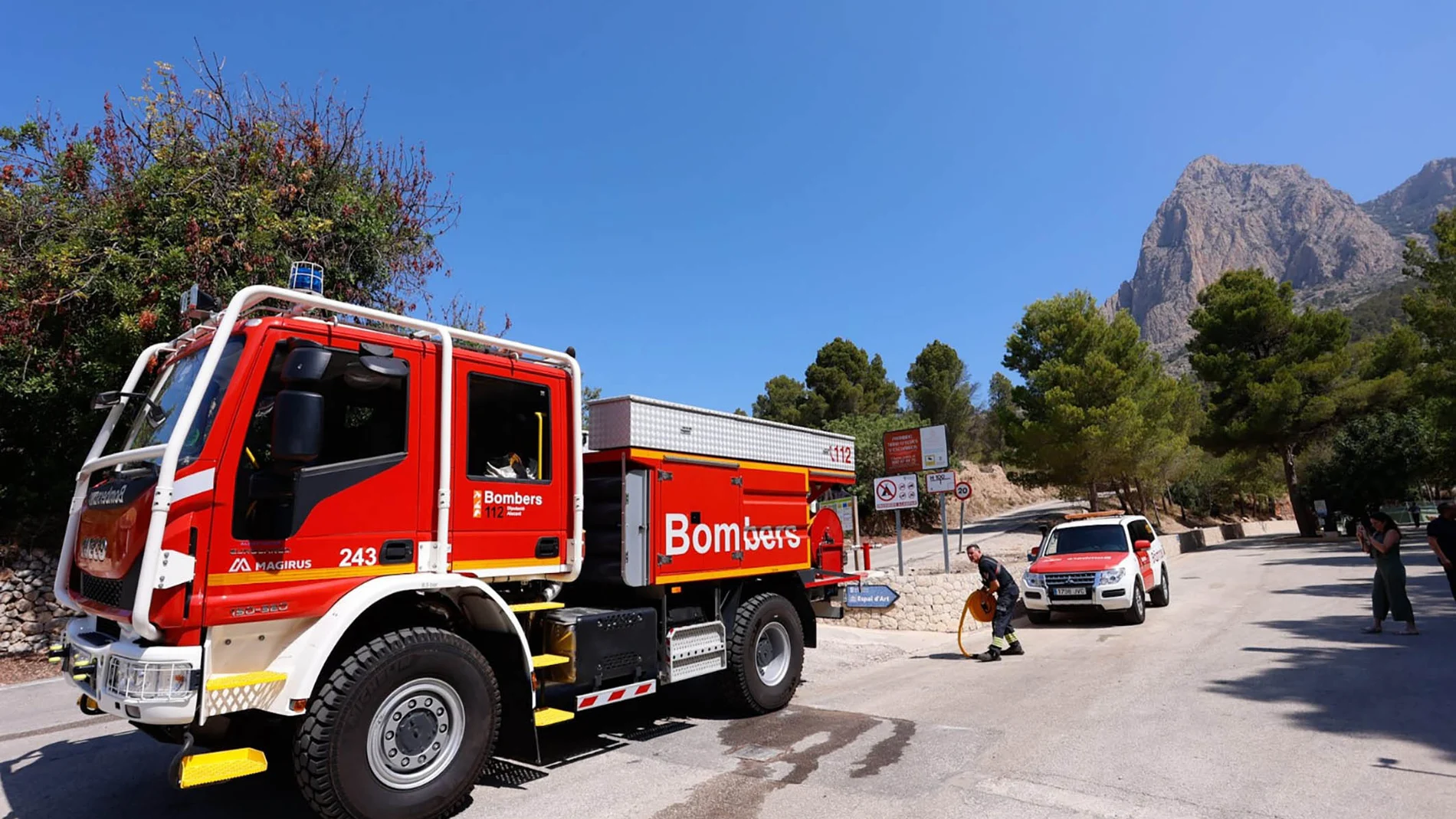 Imagen de un camión de Bomberos cerca del depósito de aguas en Finestrat (Alicante)
