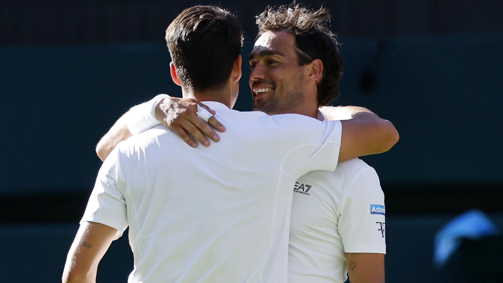 Wimbledon (United Kingdom), 30/06/2025.- Carlos Alcaraz of Spain (L) embraces Fabio Fognini of Italy after winning their Men's 1st round match at the Wimbledon Championships, Wimbledon, Britain, 30 June 2025. (Tenis, Italia, España, Reino Unido) EFE/EPA/TOLGA AKMEN EDITORIAL USE ONLY EDITORIAL USE ONLY