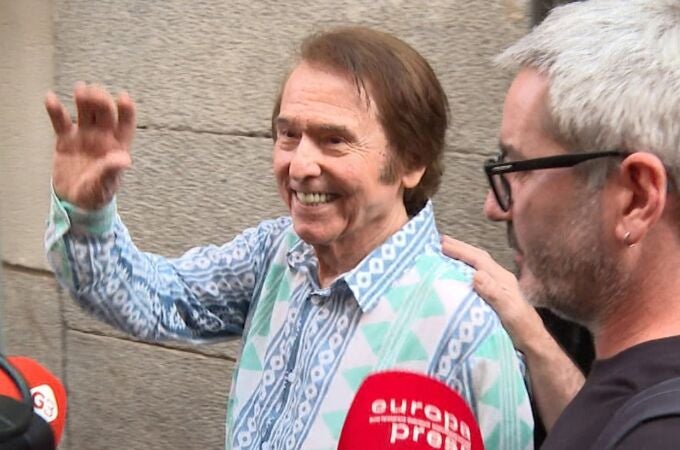 Raphael, aclamado como nunca por decenas de fans tras su último concierto en Madrid