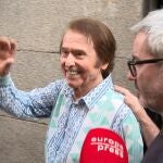 Raphael, aclamado como nunca por decenas de fans tras su último concierto en Madrid