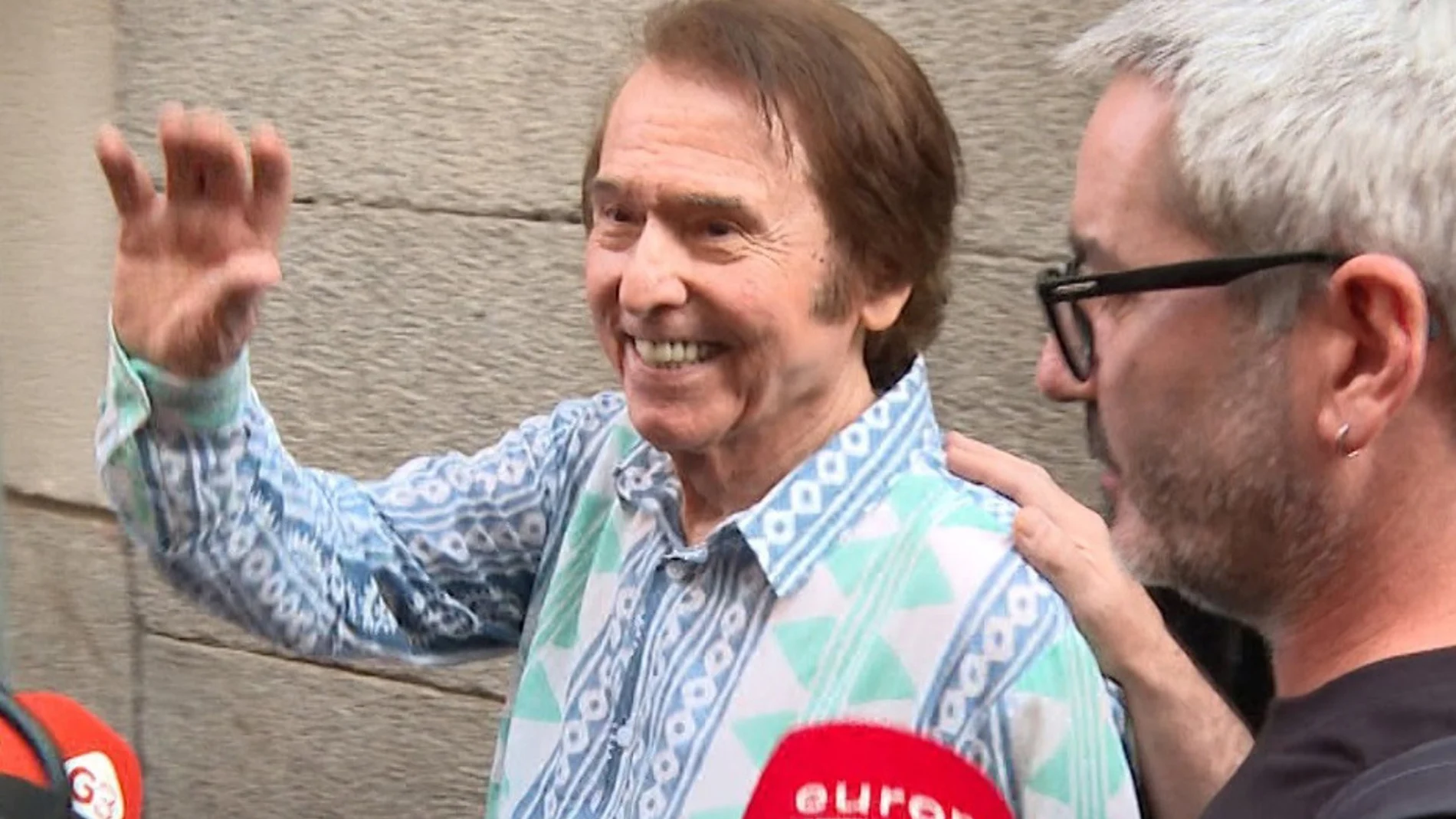 Raphael, aclamado como nunca por decenas de fans tras su último concierto en Madrid