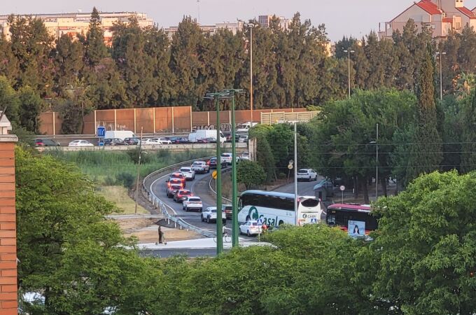 Sevilla se levanta con el previsible caos de circulación