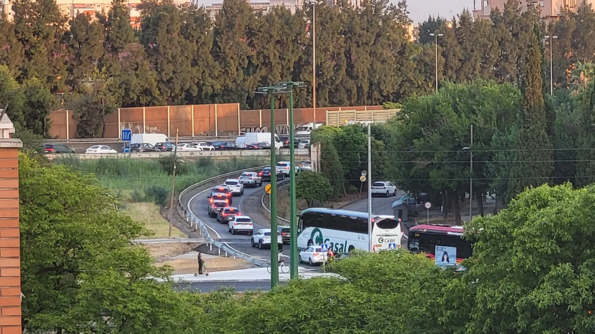 Sevilla se levanta con el previsible caos de circulación