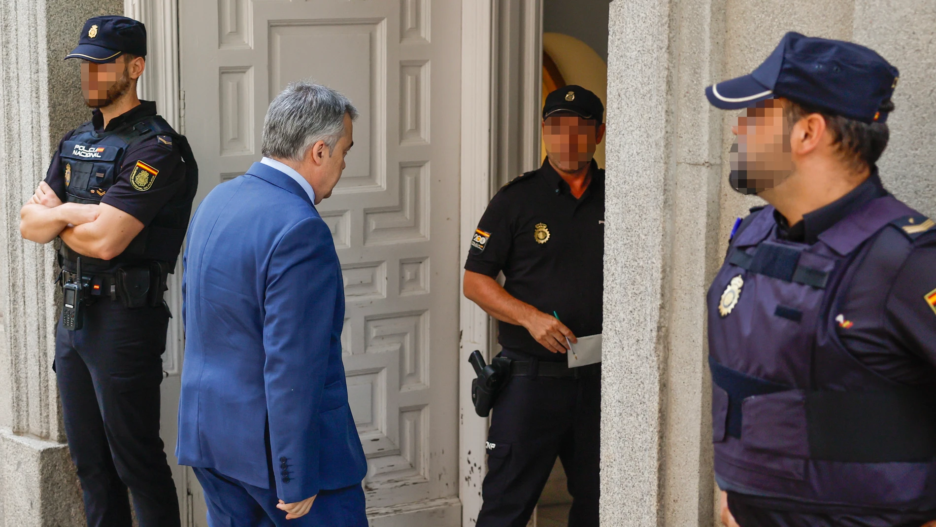 MADRID, 30/06/2025.-El ex secretario de organización del PSOE Santos Cerdán entra en el Tribunal Supremo para comparecer este lunes por primera vez como investigado ante el juez Leopoldo Puente, tras el informe de la UCO que lo vincula con el presunto cobro de mordidas por la adjudicación irregular de obras. EFE/ Sergio Pérez
