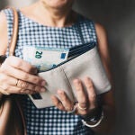Prohibido por ley: qué tarjeta ya no se puede llevar en la cartera y cuál es el motivo