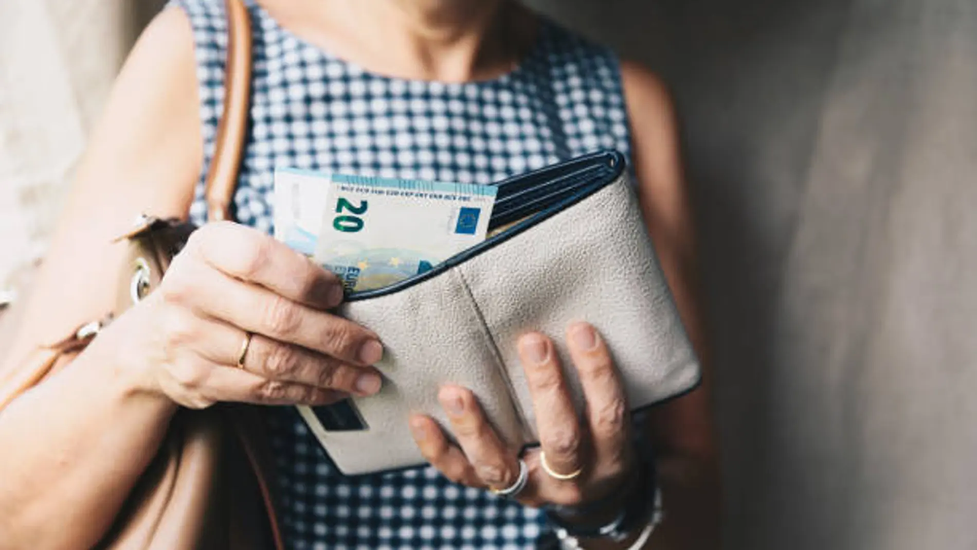 Prohibido por ley: qué tarjeta ya no se puede llevar en la cartera y cuál es el motivo