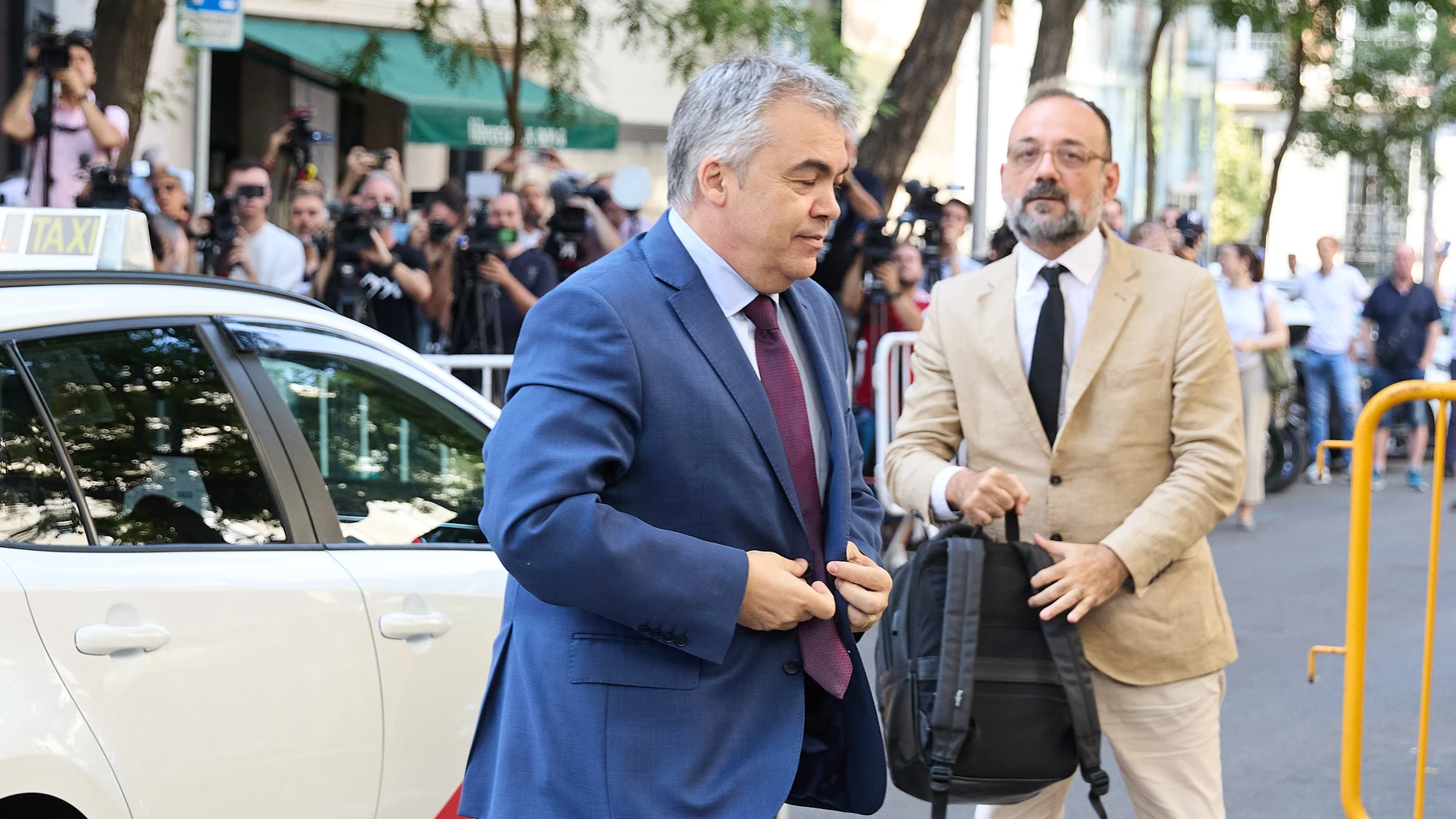 El exsecretario de Organización del PSOE, Santos Cerdán (i) a su llegada a declarar en el Tribunal Supremo, a 30 de junio de 2025, en Madrid (España). El Tribunal Supremo (TS) ha citado a declarar a Santos Cerdán por presuntos delitos de organización criminal y cohecho. Cerdán está siendo investigado dada su conexión inescindible con los hechos referidos al exministro de Transportes José Luis Ábalos. 30 JUNIO 2025;SANTOS CERDÁN;TRIBUNAL SUPREMO;CASO KOLDO Jesús Hellín / Europa Press 30/0...