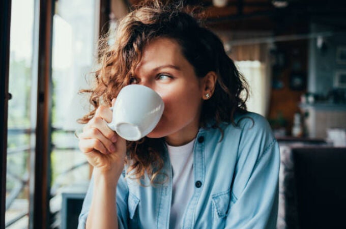 Expertos revelan la hora exacta para tomar café: reduce el estrés y potencia sus beneficios para la salud