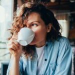 ¿Nunca te bebes el último sorbo del café? Esto es lo que dice de ti