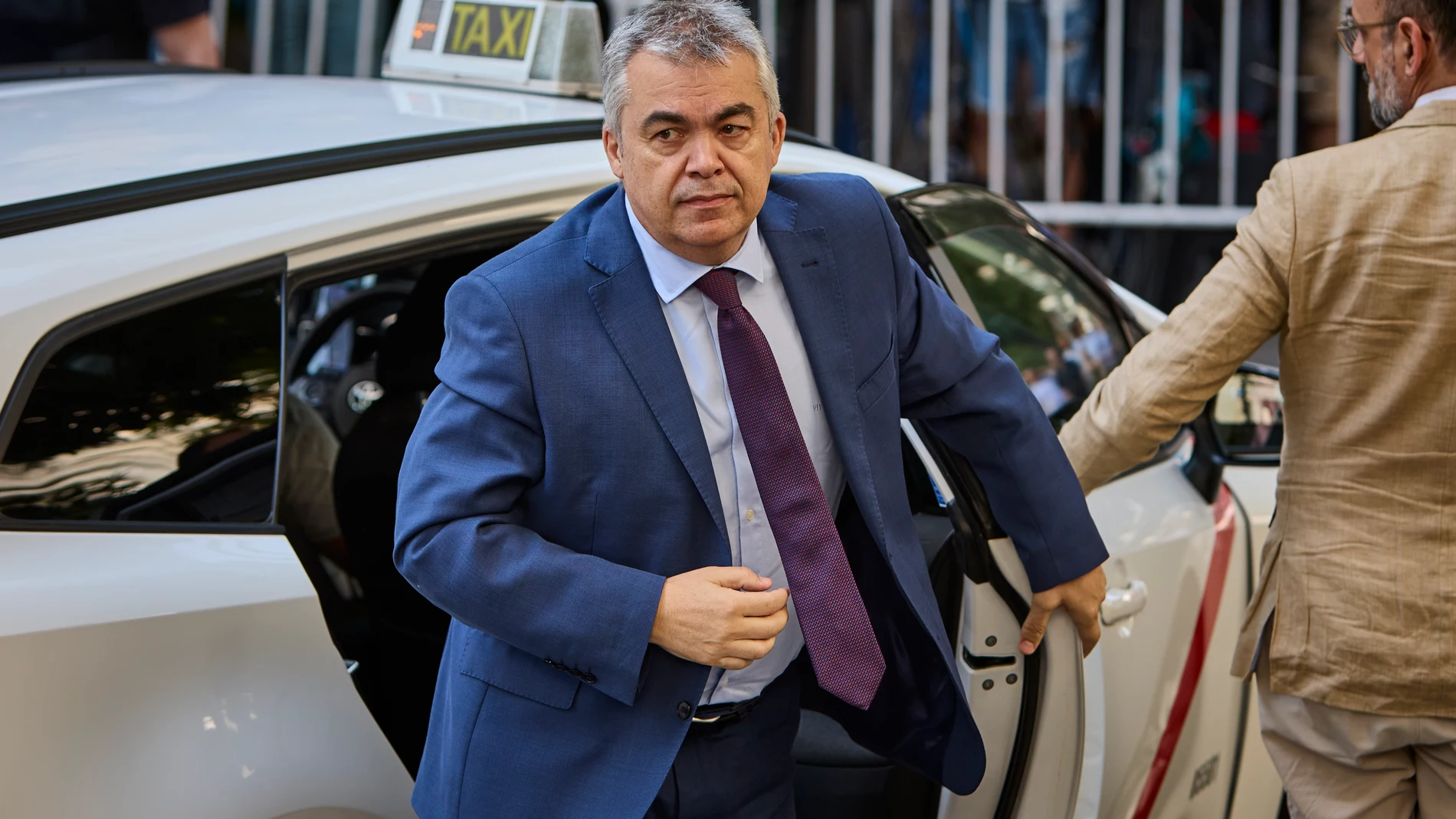 El exsecretario de organización del PSOE, Santos Cerdán , a su llegada al Tribunal Supremo en Madrid, este lunes. El juez del Tribunal Supremo Leopoldo Puente ha ordenado investigar todas las cuentas, inmuebles y el correo corporativo del que fuera número tres del Partido Socialista para discernir sobre su posible implicación como gestor del cobro de comisiones en adjudicaciones de obras públicas y los audios grabados presuntamente por Koldo García entre 2019 y 2023. © Alberto R. Roldán / Dia...