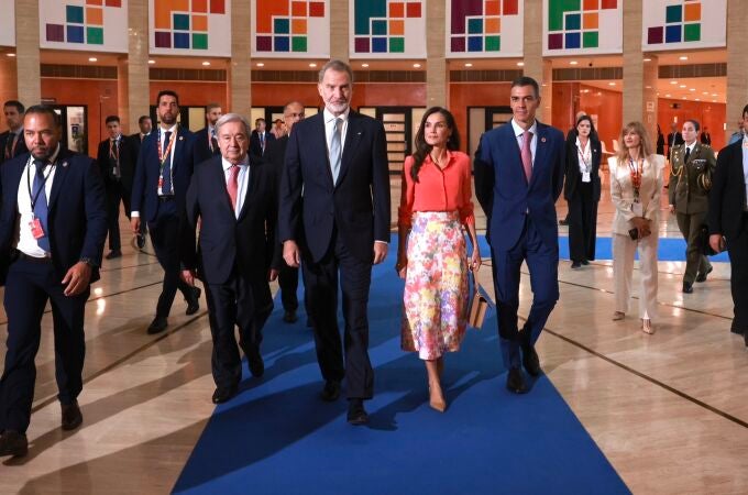 El look de la Reina Letizia en Sevilla.
