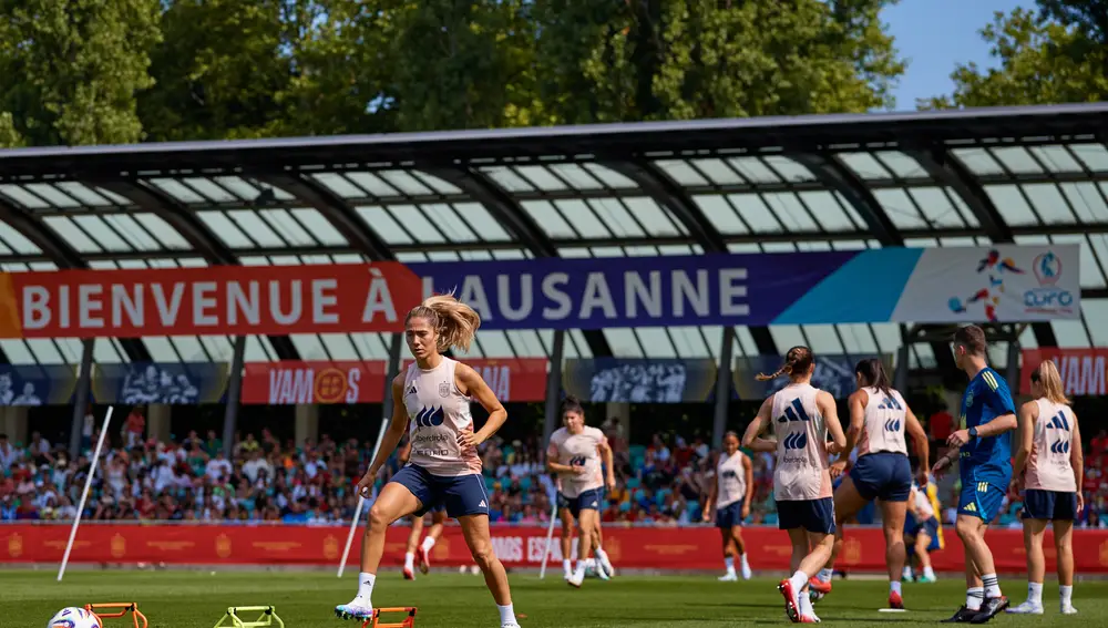La selección española femenina de fútbol entrena en Lausana para preparar la Eurocopa