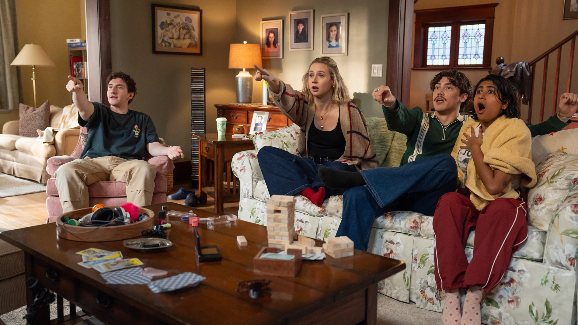 Captura de los protagonistas de 'Adults'