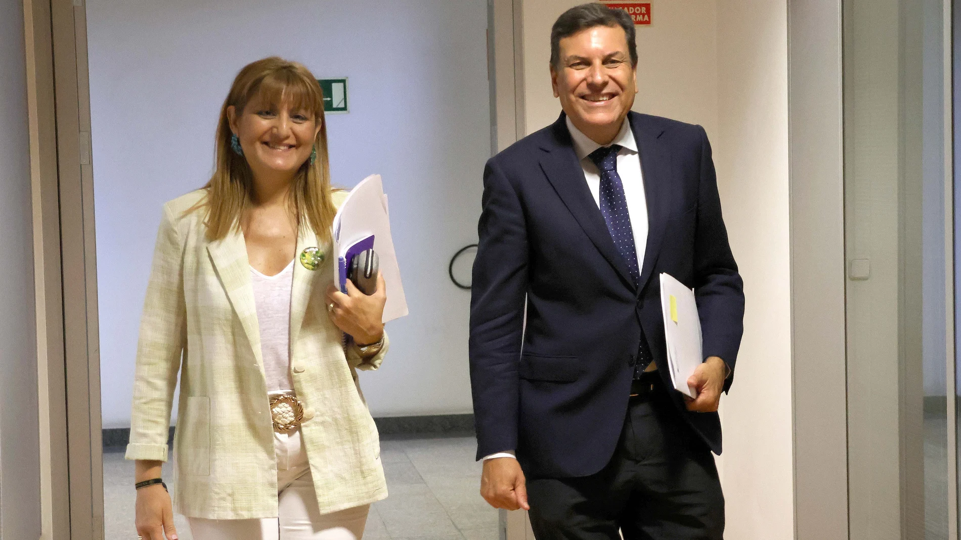 El consejero de Economía, Carlos Fernández Carriedo, junto a Maribel Campos