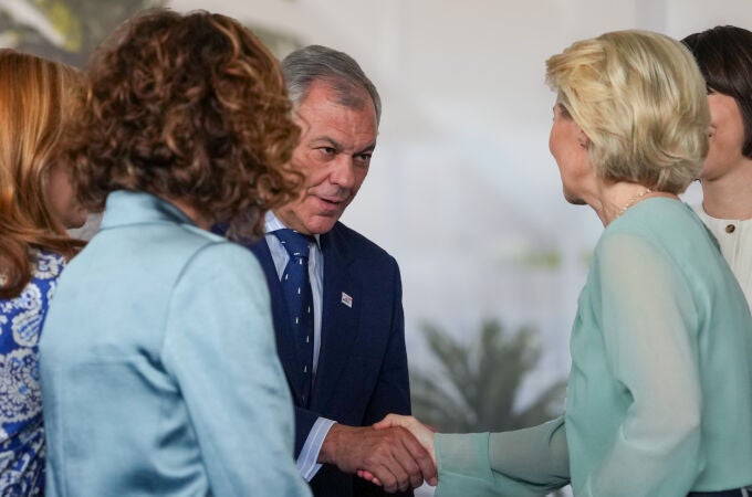 El alcalde José Luis Sanz estrecha la mano de la presidenta de la Comisión Europea