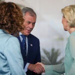 El alcalde José Luis Sanz estrecha la mano de la presidenta de la Comisión Europea