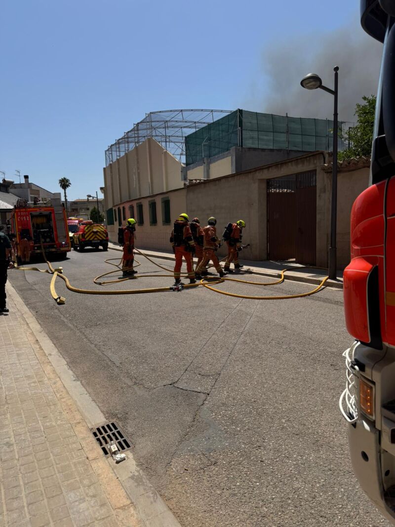 Los bomberos a su llegada al lugar del incendio