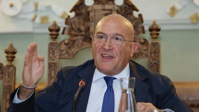 El alcalde de Valladolid, Jesús Julio Carnero, durante su intervención en el pleno