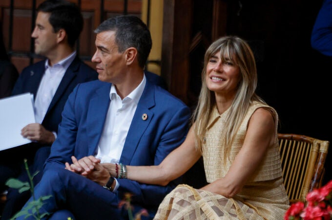 El look de Begoña Gómez en Sevilla junto a Pedro Sánchez.