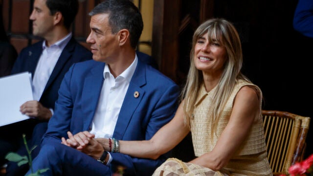 El look de Begoña Gómez en Sevilla junto a Pedro Sánchez.