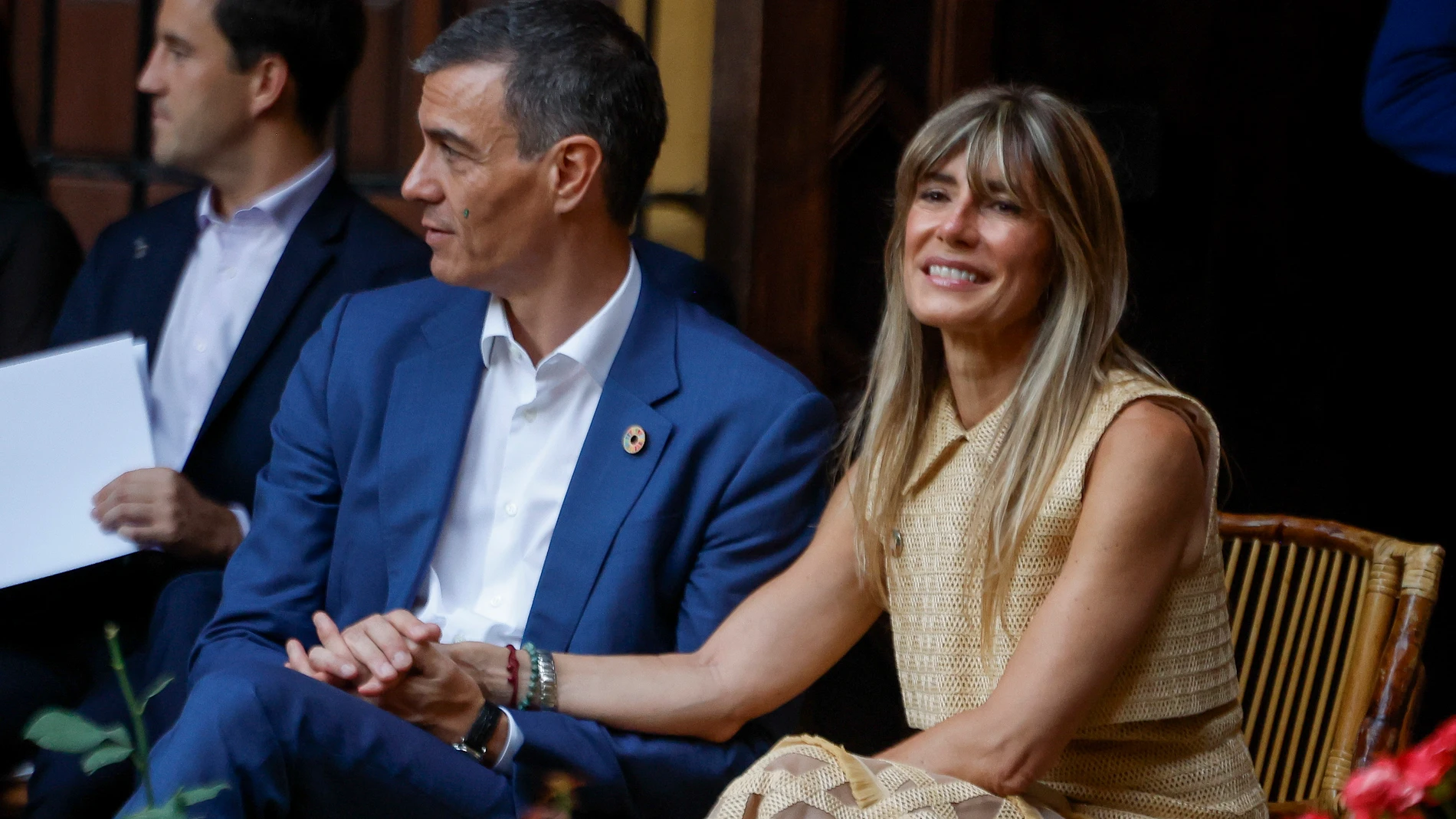 SEVILLA, 30/06/2025.- El presidente del Gobierno español, Pedro Sánchez y su mujer, Begoña Gómez durante la cena oficial a los participantes en la IV Conferencia Internacional para el Desarrollo de Sevilla, este lunes en Palacio de las Dueñas. EFE/ JuanJo Martín POOL