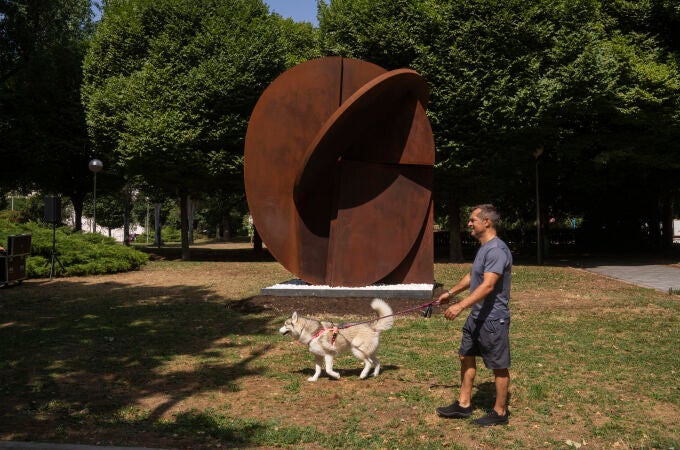 El alcalde de Madrid, Almeida, ha inaugurado el nuevo emplazamiento de la escultura Hermes, de Rafael Canogar,