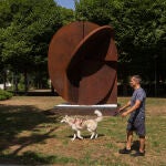 El alcalde de Madrid, Almeida, ha inaugurado el nuevo emplazamiento de la escultura Hermes, de Rafael Canogar,