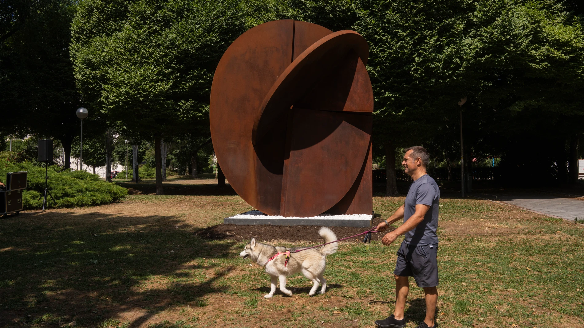 El alcalde de Madrid, Almeida, ha inaugurado el nuevo emplazamiento de la escultura Hermes, de Rafael Canogar, en Carabanchel