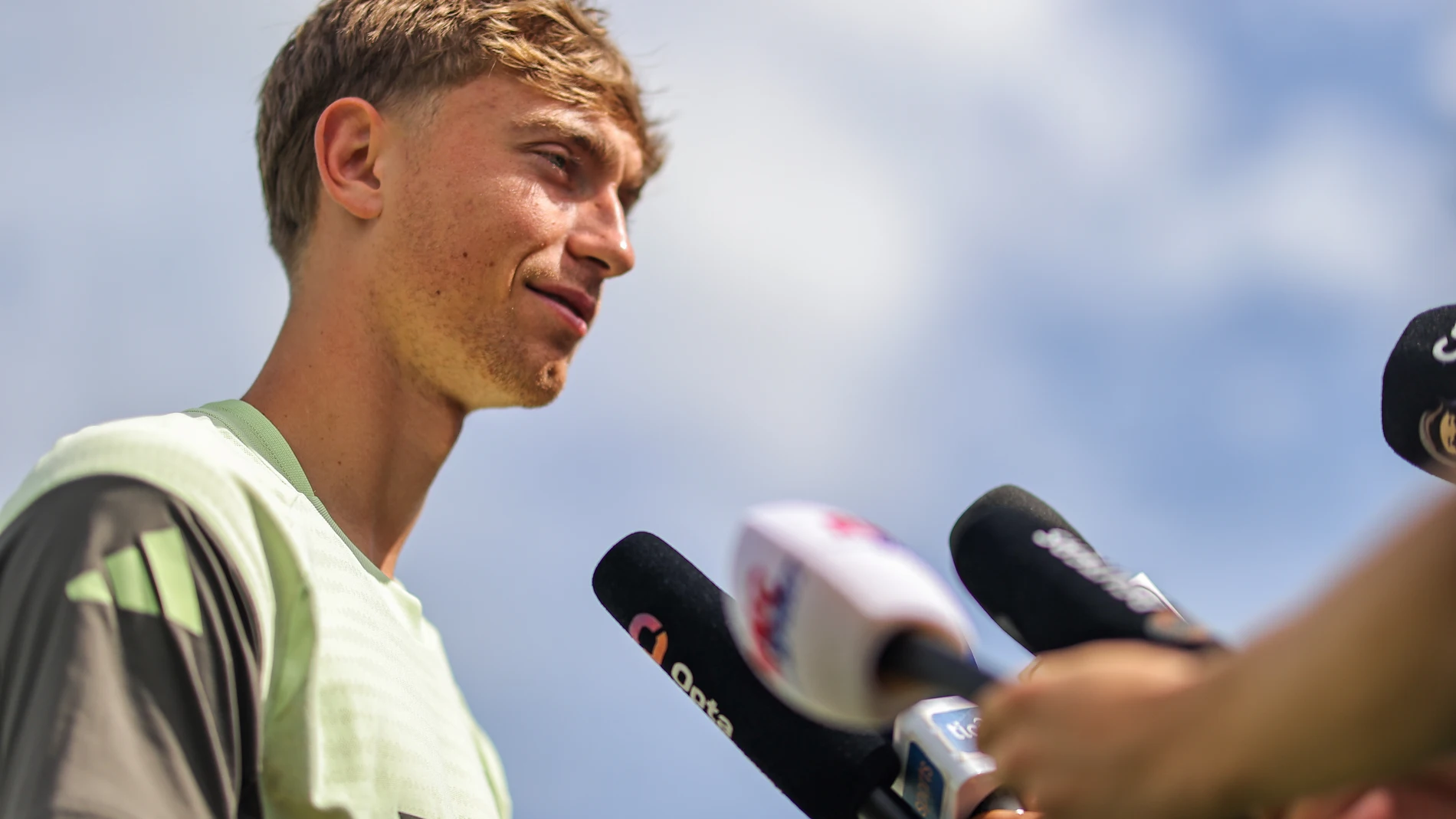 AME9868. FLORIDA (ESTADOS UNIDOS), 30/06/2025.- Dean Huijsen de Real Madrid habla con la prensa este lunes, en The Gardens North County District Park de Palm Beach, Florida (Estados Unidos). EFE/ Juan Ignacio Roncoroni