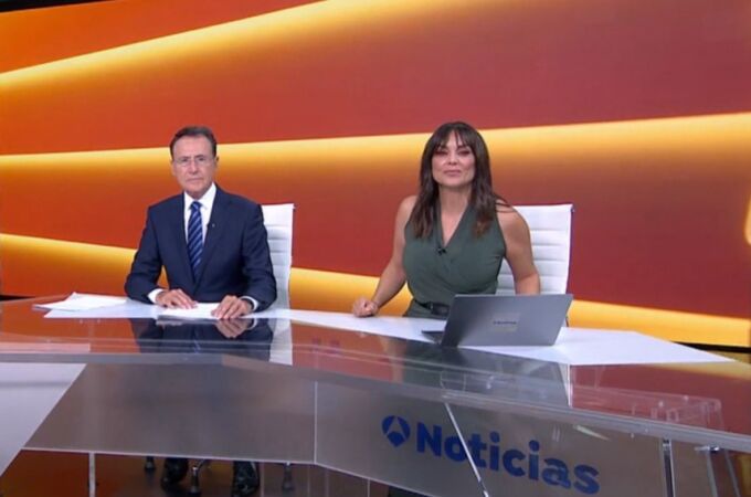 Matías Prats y Mónica Carrillo presentan Antena 3 Noticias 1