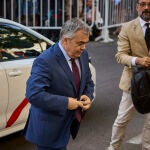 El exsecretario de organización del PSOE, Santos Cerdán , a su llegada al Tribunal Supremo en Madrid, este lun