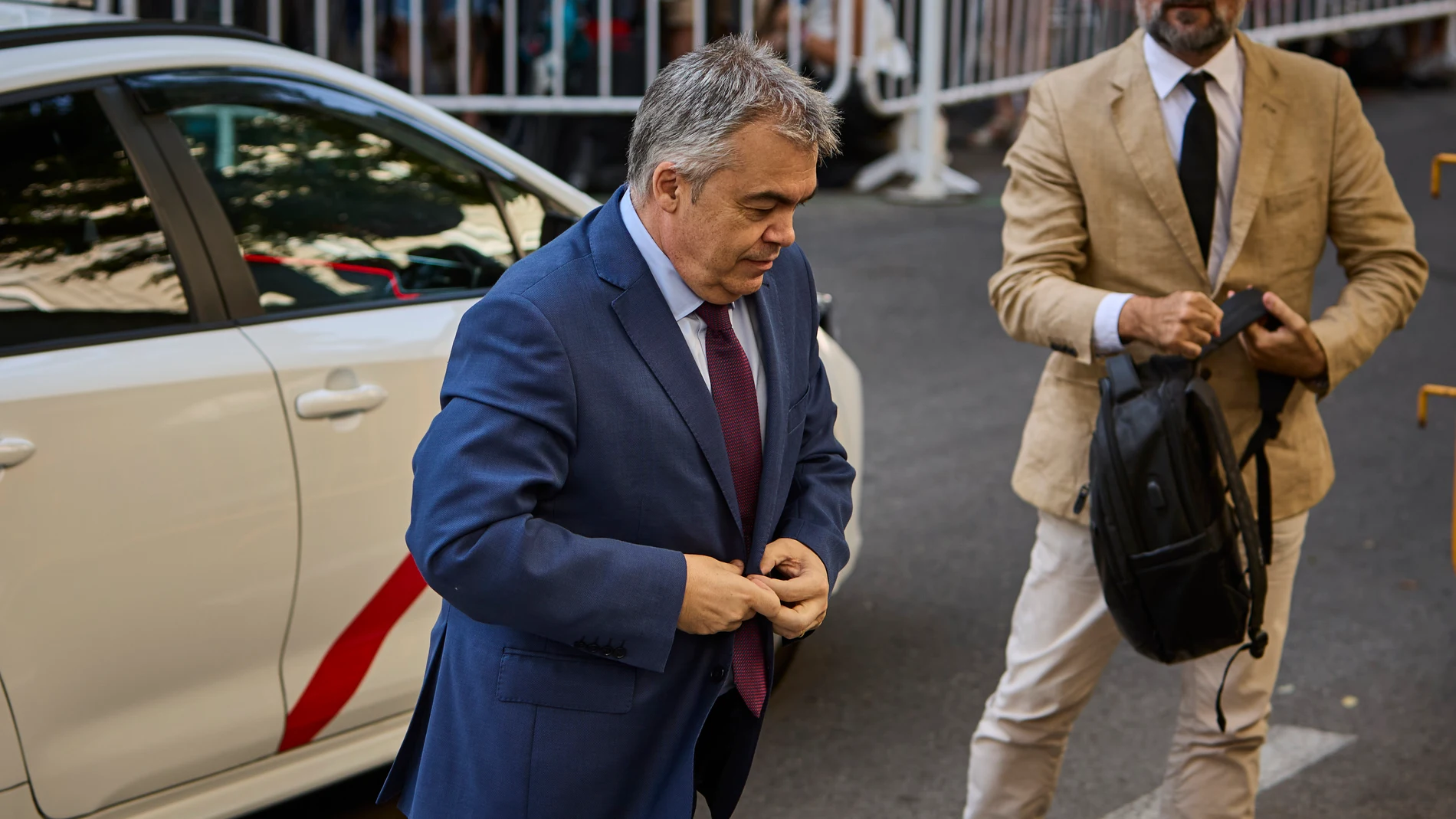 El exsecretario de organización del PSOE, Santos Cerdán , a su llegada al Tribunal Supremo en Madrid, este lunes. El juez del Tribunal Supremo Leopoldo Puente ha ordenado investigar todas las cuentas, inmuebles y el correo corporativo del que fuera número tres del Partido Socialista para discernir sobre su posible implicación como gestor del cobro de comisiones en adjudicaciones de obras públicas y los audios grabados presuntamente por Koldo García entre 2019 y 2023. © Alberto R. Roldán / Dia...