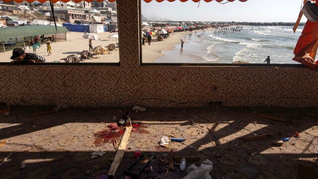 Palestinians inspect site of Israeli airstrike on Al-Baqa cafe