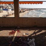 Palestinians inspect site of Israeli airstrike on Al-Baqa cafe